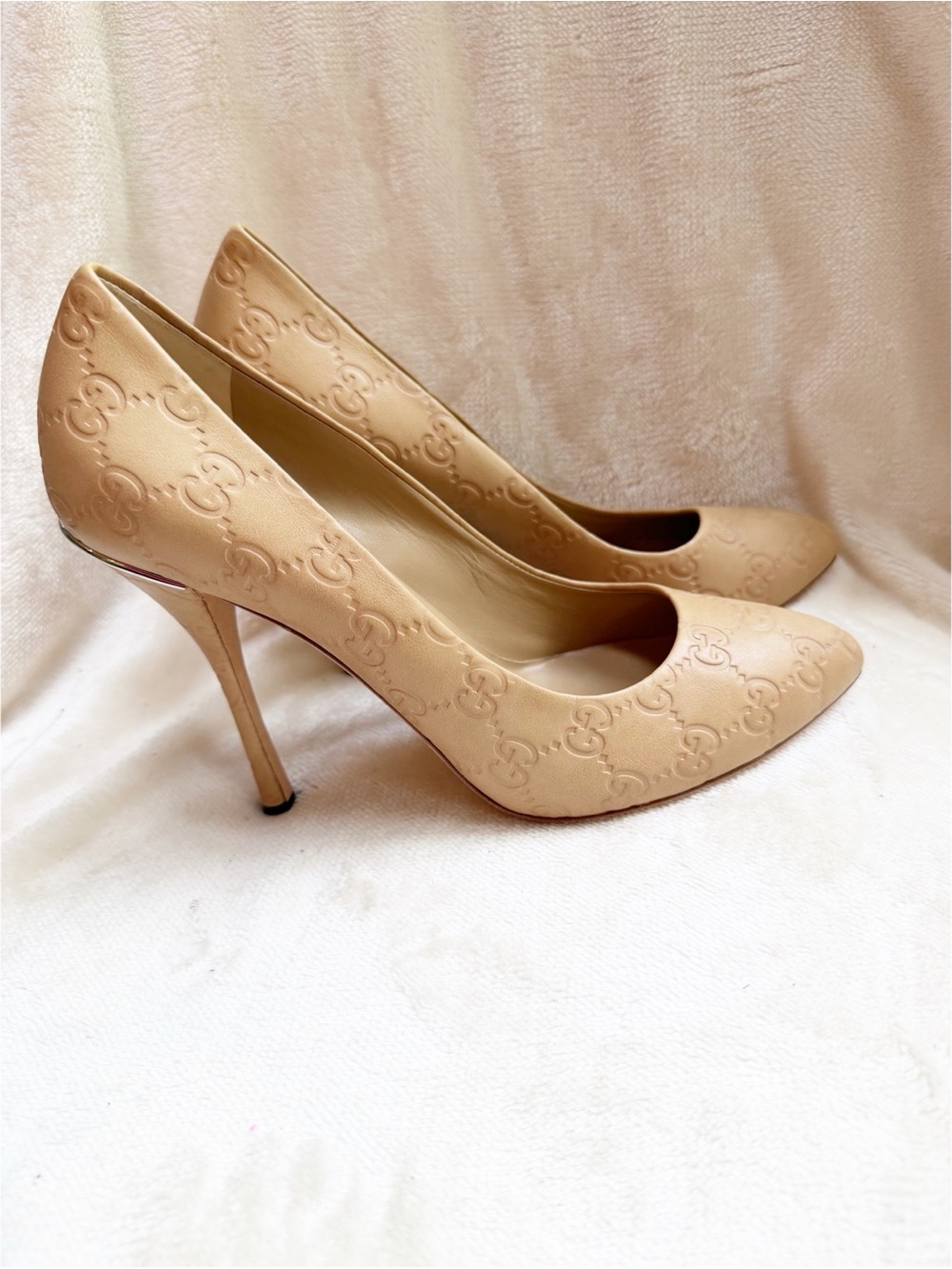 NWOT Gucci Beige Embossed GG Leather Pointed-Toe Pump - Picture 4 of 5